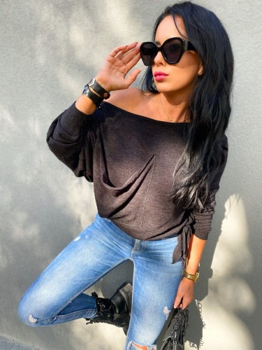 Luźny sweter typu kimono, opadające ramię, ozdobna kieszeń B-212