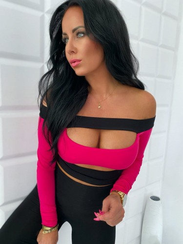 Wyprzedaż M  FUKSJA Kobieca krótka bluzeczka, odkryte ramiona, długi rękaw B-289