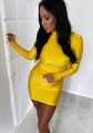 Modelka w dopasowanej żółtej  sukience mini z lycry z pół golfem i długim rękawem na palec z kolekcji Glow Up – LipMar