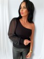 Czarna bluzka damska z jednym tiulowym rękawem bufka i asymetrycznym dekoltem – elegancka stylizacja Wyjściowa
