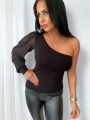 Czarna bluzka damska z jednym tiulowym rękawem bufka i asymetrycznym dekoltem – elegancka stylizacja