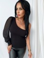 Czarna bluzka damska z jednym tiulowym rękawem bufka i asymetrycznym dekoltem – elegancka stylizacja