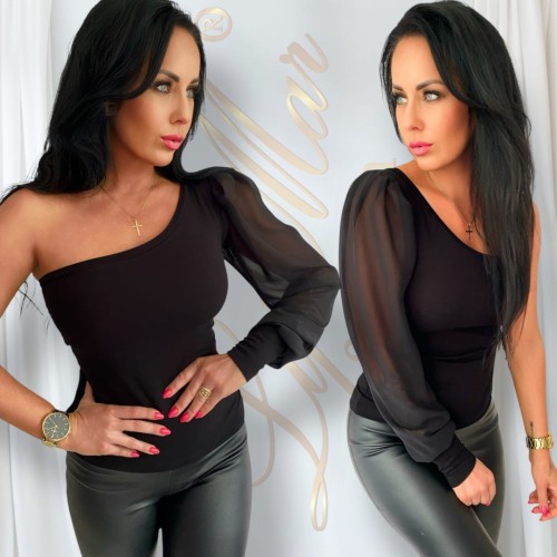 Czarna bluzka damska z jednym tiulowym rękawem bufka i asymetrycznym dekoltem – elegancka stylizacja