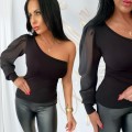 Czarna bluzka damska z jednym tiulowym rękawem bufka i asymetrycznym dekoltem – elegancka stylizacja
