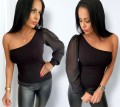 Czarna bluzka damska z jednym tiulowym rękawem bufka i asymetrycznym dekoltem – elegancka stylizacja