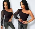Czarna bluzka damska z jednym tiulowym rękawem bufka i asymetrycznym dekoltem – elegancka stylizacja