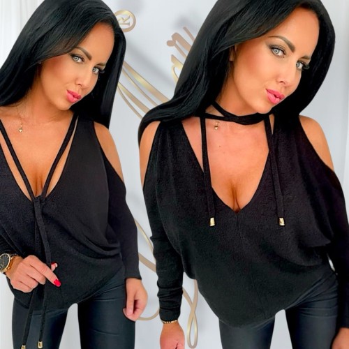 Sweter damski oversize tuszujący brzuch z odkrytymi ramionami. Dekolt V . Luźny fason