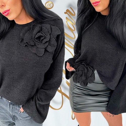 sweterek damski luźny z rękawem dzwon oraz przenośnym kwiatem