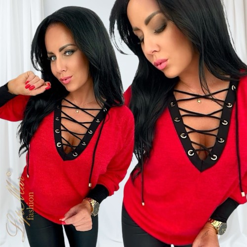 Czerwony sweterek oversize z dekoltem V, wyszczuplający i tuszujący. Polska Marka sprawdź ofertę